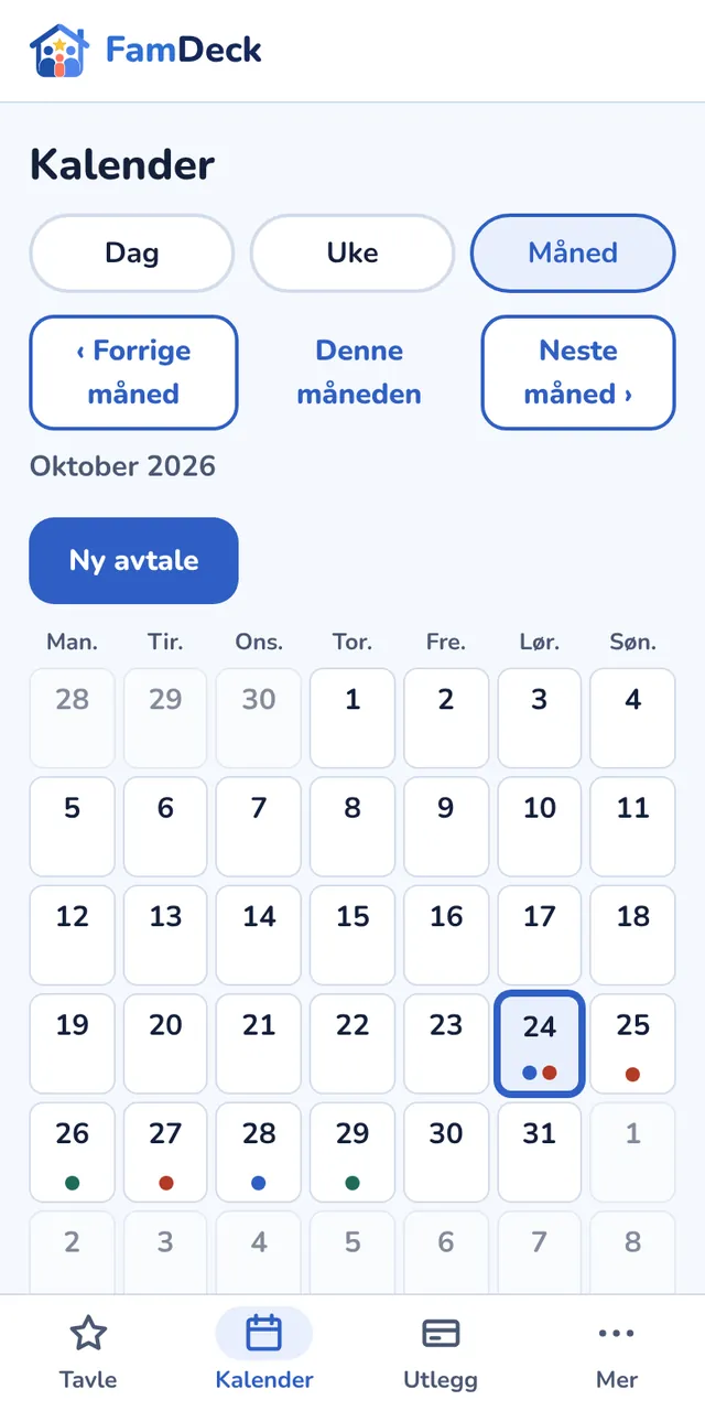 Månedskalender med avtaler markert i barnas farger